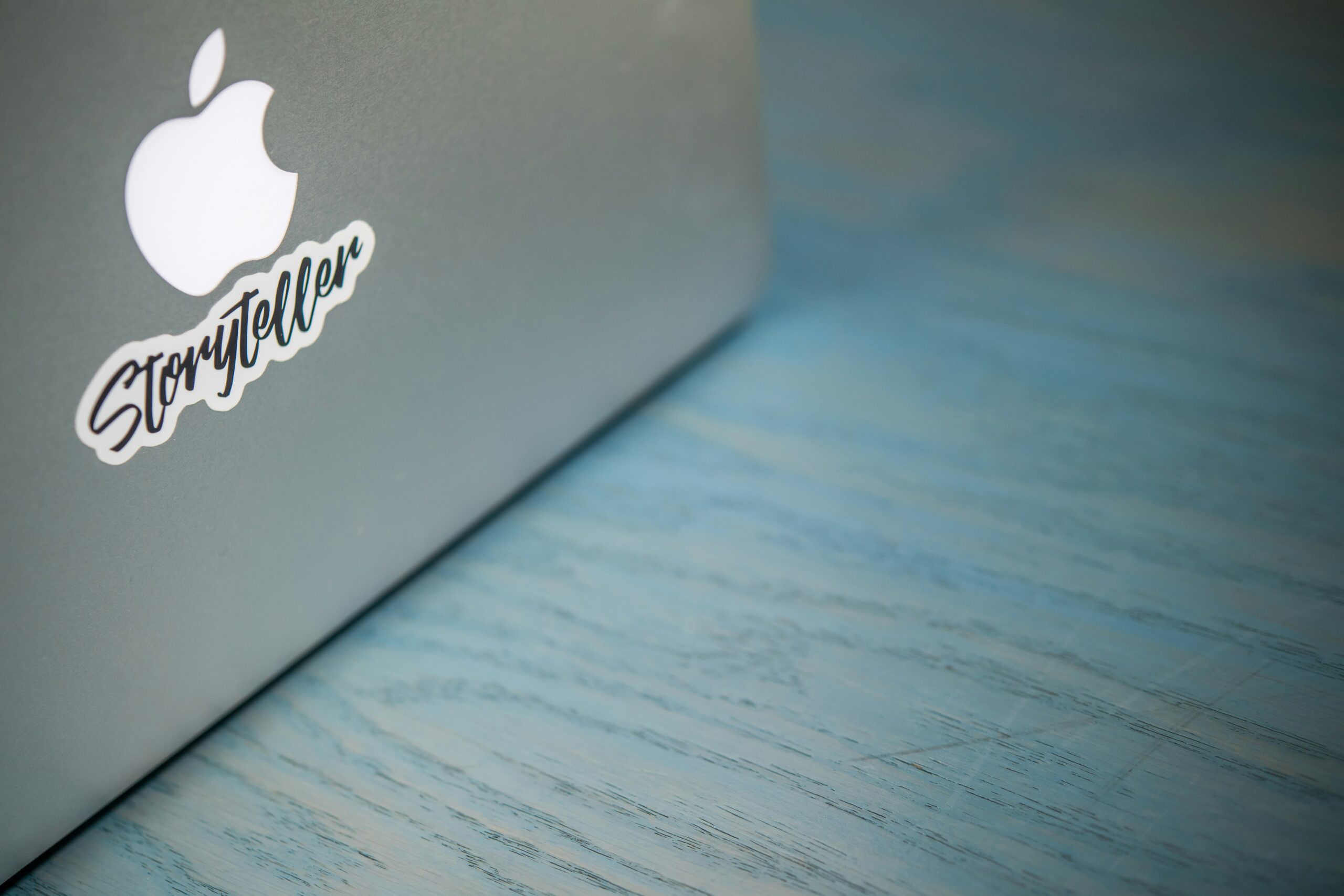 image d un ordinateur marque connue avec le logo du storytelling 